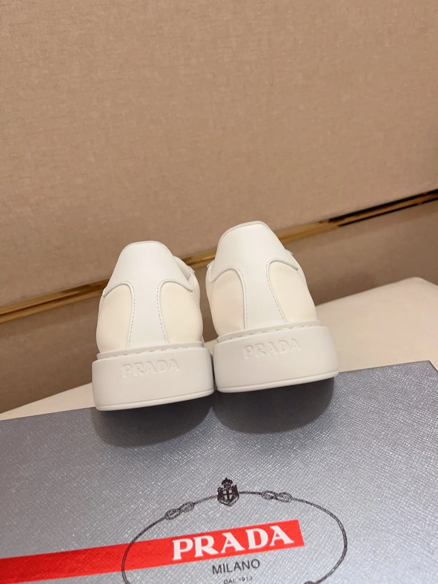Factory price 580💰 ✔️✔️✔️High version High-quality new Prada (Prada) counters are on the market at the same time. The new men's shoes and 😘fabrics are selected from first-layer cowhide and are made by pure handicrafts. Lining: Full cowhide lining. 👍🏿 High-end ☄️ air-cushion molded anti-slip rubber outsole, exquisite lines, simple and elegant, comfortable and high-end for leisure travel. Code number: 38 to 44 (45 can be customized)